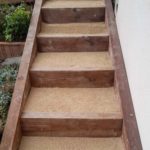 Escalier-gravier-concasse-beige-et-traverses-en-pin-chantier-tramolé